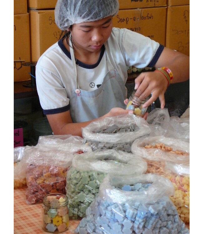 Doosje met 6 gastenzeepjes bloem-hart-ster rood