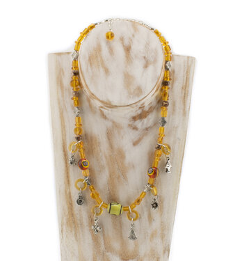 Fair Forward Ketting gele kralen met metalen bedels