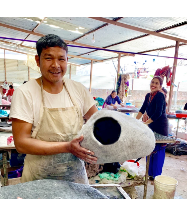 Vilten kattenmand Catcave grijs met muis -  D45xH30cm