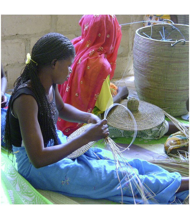Straw basket with lid traditional shape black-white zig zag