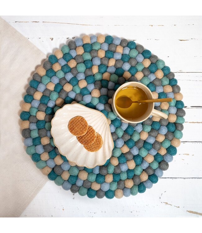 Vilten kleedje/ kussen bolletjes rond Beach -blauwtinten D40cm