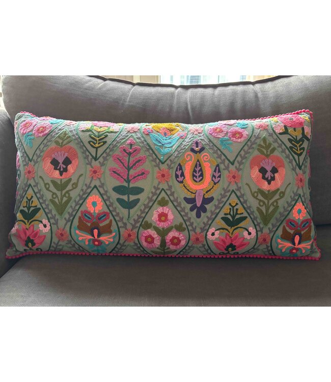 Sierkussen 30x60 cm grijsblauw met geborduurde bloemen