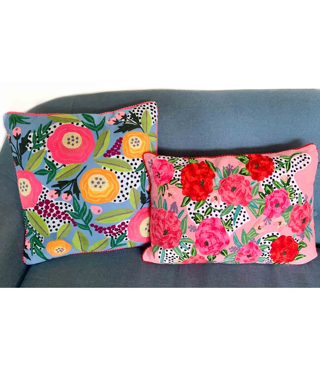 Sierkussen 35x50 cm roze met geborduurde bloemen