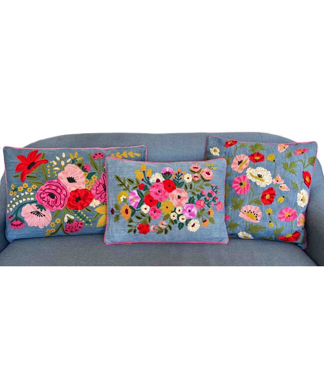Sierkussen geborduurd Denimblauw met bloemen rood-roze-geel 35x50cm
