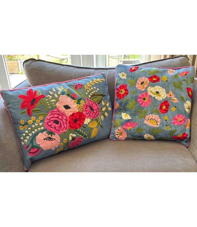 Sierkussen geborduurd Denimblauw met bloemen rood-roze-wit 60x60cm
