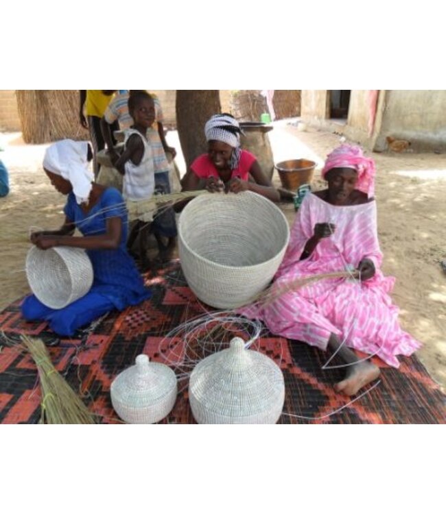 Straw basket with lid traditional shape White - XL