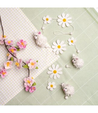 SjaalmetVerhaal Felt hanger with 3 sheep and daisies 150 cm