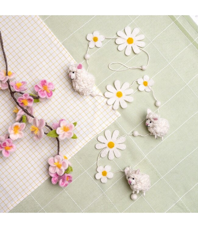 Hanger with 4 felt sheep and daisies - 150 cm