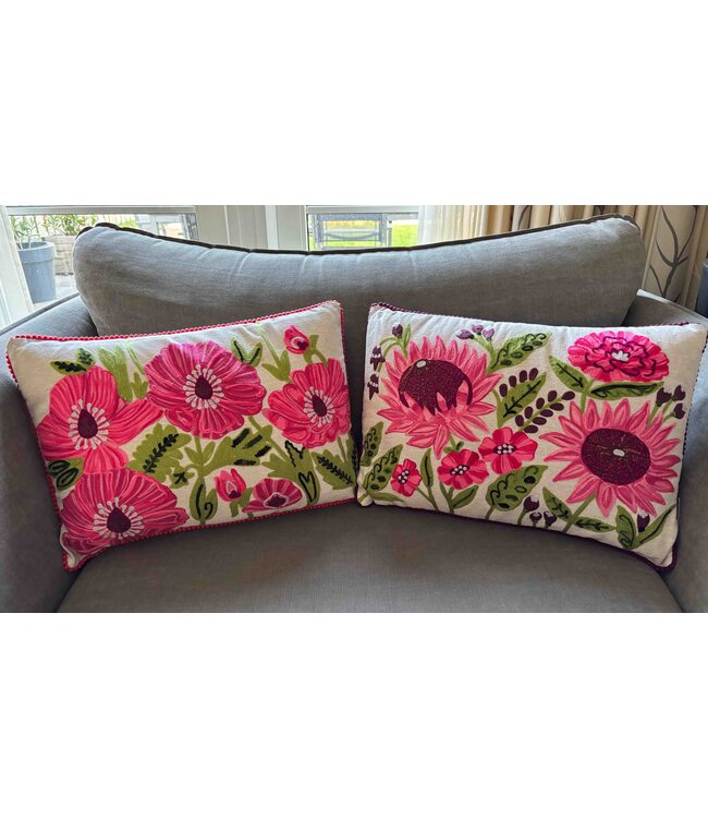 Sierkussen lichtgrijs - geborduurd Bloemen fuchsia -35x50cm