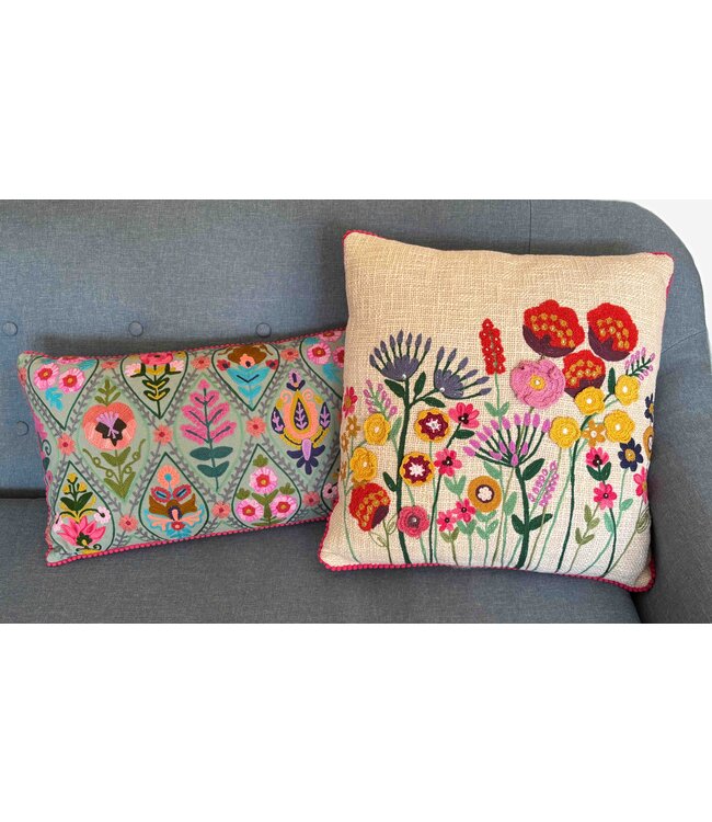 Sierkussen 30x60 cm grijsblauw met geborduurde bloemen