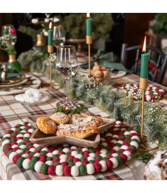 Vilten kleedje / kussen bolletjes rond Holly Berry -  D40