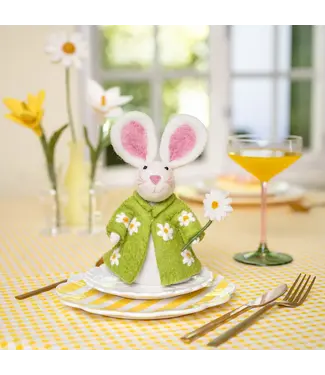 SjaalmetVerhaal Vilten decoratie - eiwarmer - Paashaas met jasje margrietjes