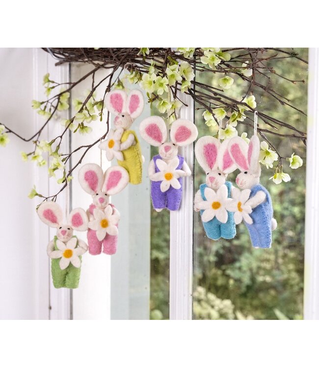 Felt hanger Easter rabbit - with daisy - div. kleuren