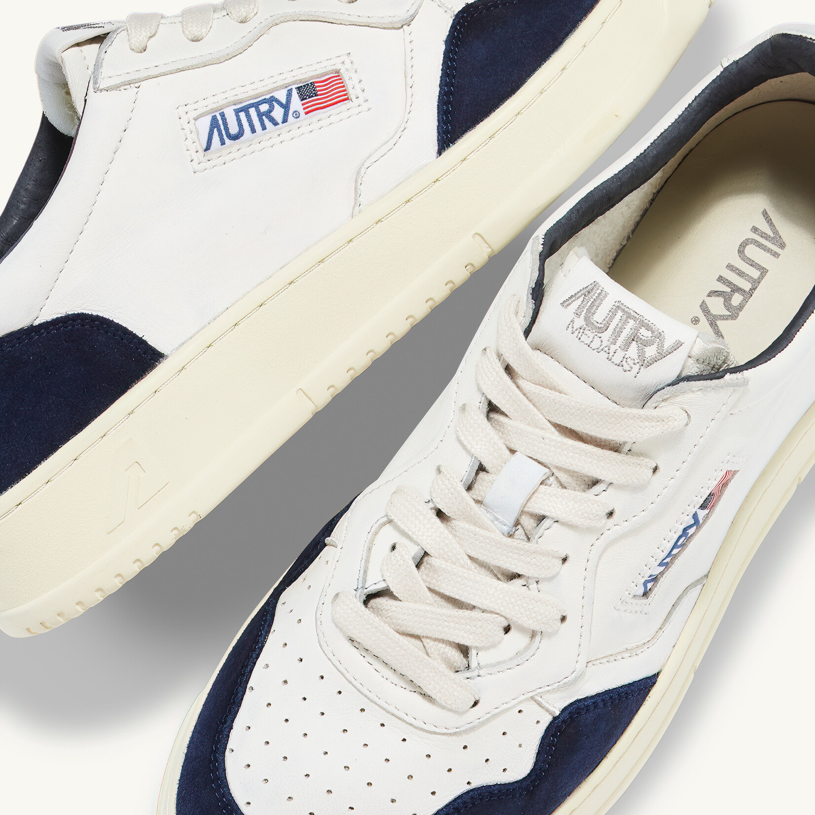 Autry Medalist low Man - Goat suede white ink blue