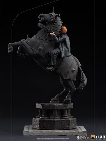 Iron Studios Harry Potter Deluxe Art Scale Statue 1/10 Ron Weasley at the Wizard Chess 35 cm Iron Studios Harry Potter Deluxe Art Scale Statue 1/10 Ron Weasley at the Wizard Chess 35 cm