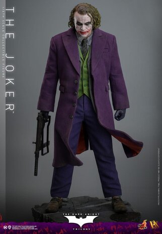 The Dark Knight Deluxe Action Figure 1/6 The Joker 31 cm - Planet