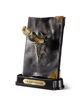 The Noble Collection Harry Potter Replica 1/1 Tom Riddle Diary and Basilisk Fang The Noble Collection Harry Potter Replica 1/1 Tom Riddle Diary and Basilisk Fang