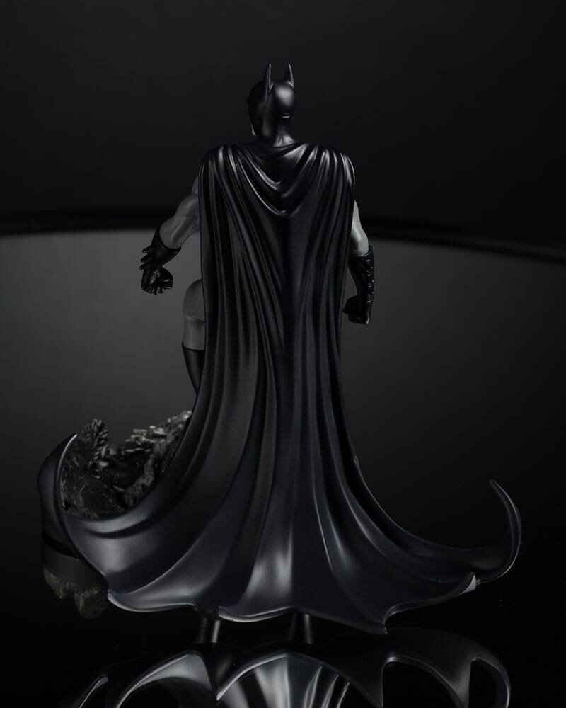 McFarlane Toys DC Direct Statue 1/10 Batman by Bjorn Barends (Black White) 18 cm McFarlane Toys DC Direct Statue 1/10 Batman by Bjorn Barends (Black White) 18 cm