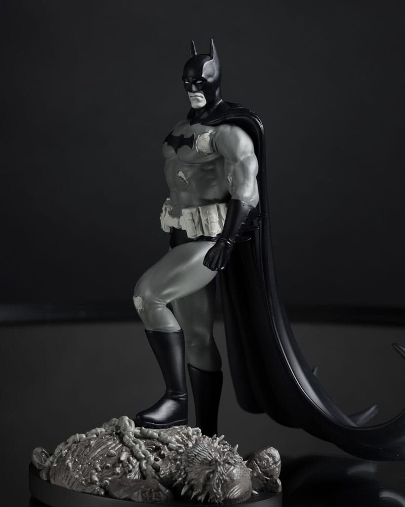 McFarlane Toys DC Direct Statue 1/10 Batman by Bjorn Barends (Black White) 18 cm McFarlane Toys DC Direct Statue 1/10 Batman by Bjorn Barends (Black White) 18 cm