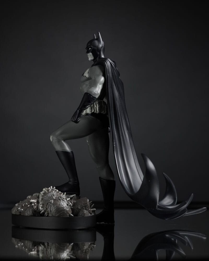 McFarlane Toys DC Direct Statue 1/10 Batman by Bjorn Barends (Black White) 18 cm McFarlane Toys DC Direct Statue 1/10 Batman by Bjorn Barends (Black White) 18 cm