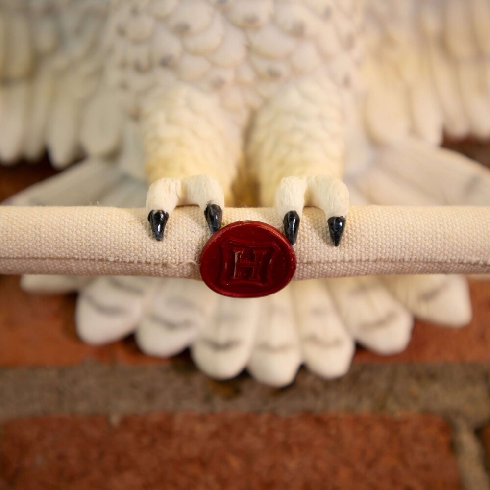 The Noble Collection Harry Potter Hedwig Owl Post Wall Decor 46 cm The Noble Collection Harry Potter Hedwig Owl Post Wall Decor 46 cm