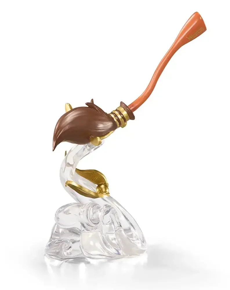 The Noble Collection Harry Potter Prop Ups Nimbus 2000 & Golden Snitch 17 cm The Noble Collection Harry Potter Prop Ups Nimbus 2000 & Golden Snitch 17 cm