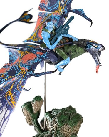 McFarlane Toys Avatar: The Way of Water Action Figure Recom Quaritch & RDA Banshee (Gold Label)