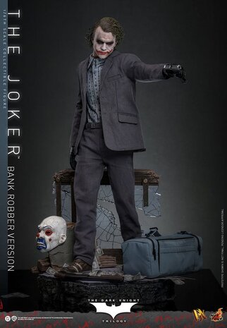 Hot Toys The Dark Knight DX Action Figure 1/6 The Joker (Bank Robber Version) 30 cm Hot Toys The Dark Knight DX Action Figure 1/6 The Joker (Bank Robber Version) 30 cm