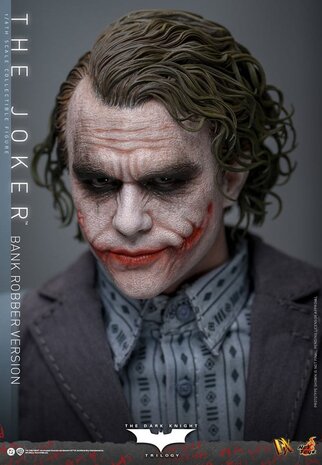 Hot Toys The Dark Knight DX Action Figure 1/6 The Joker (Bank Robber Version) 30 cm Hot Toys The Dark Knight DX Action Figure 1/6 The Joker (Bank Robber Version) 30 cm