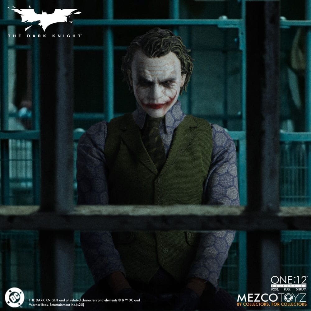Mezco Toyz The Dark Knight Action Figure 1/12 Joker 17 cm