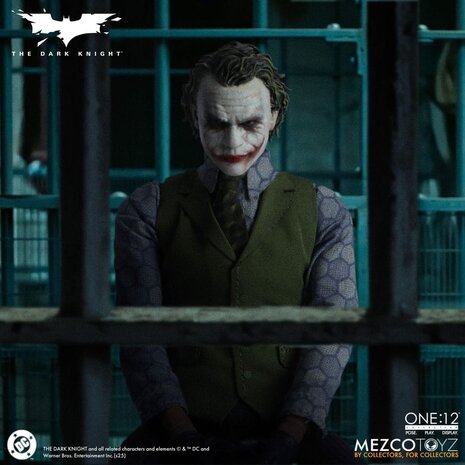 Mezco Toyz The Dark Knight Action Figure 1/12 Joker 17 cm