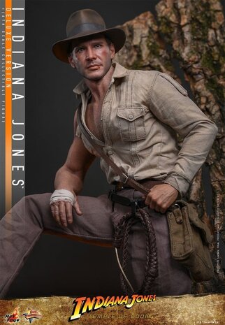 Hot Toys Indiana Jones and the Temple of Doom Action Figure 1/6 Indiana Jones (Deluxe Version) 30 cm Hot Toys Indiana Jones and the Temple of Doom Action Figure 1/6 Indiana Jones (Deluxe Version) 30 cm