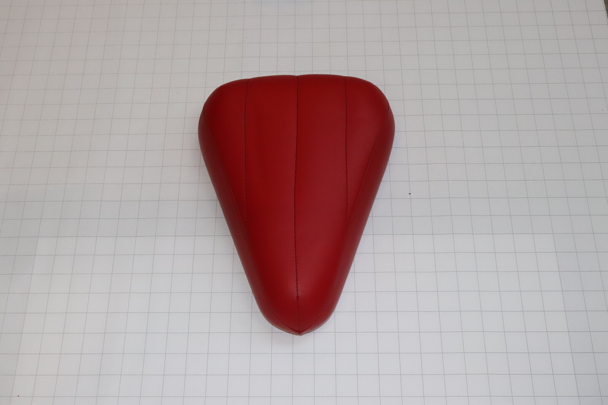 K7XP94-1 Zit kussen rood met zwarte sticksel