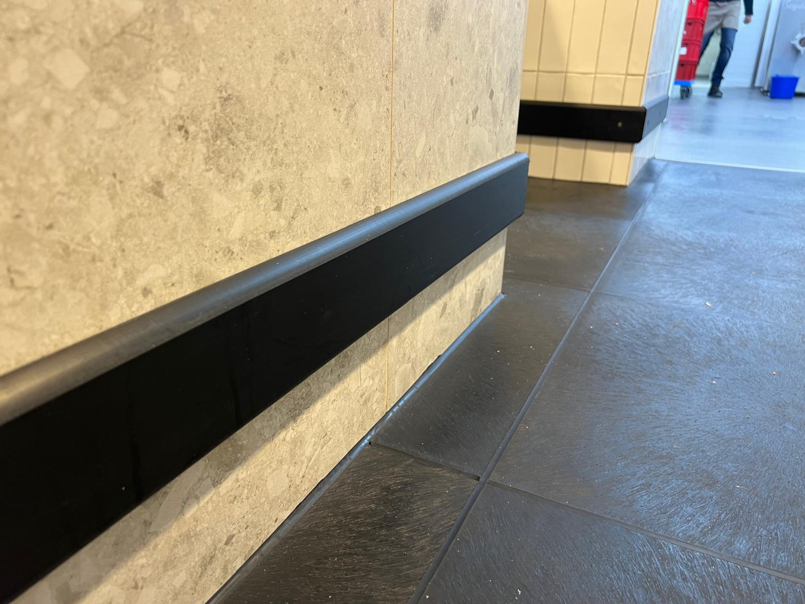 Stootranden en stootplinten op tegel bevestigen? Dit moet je weten