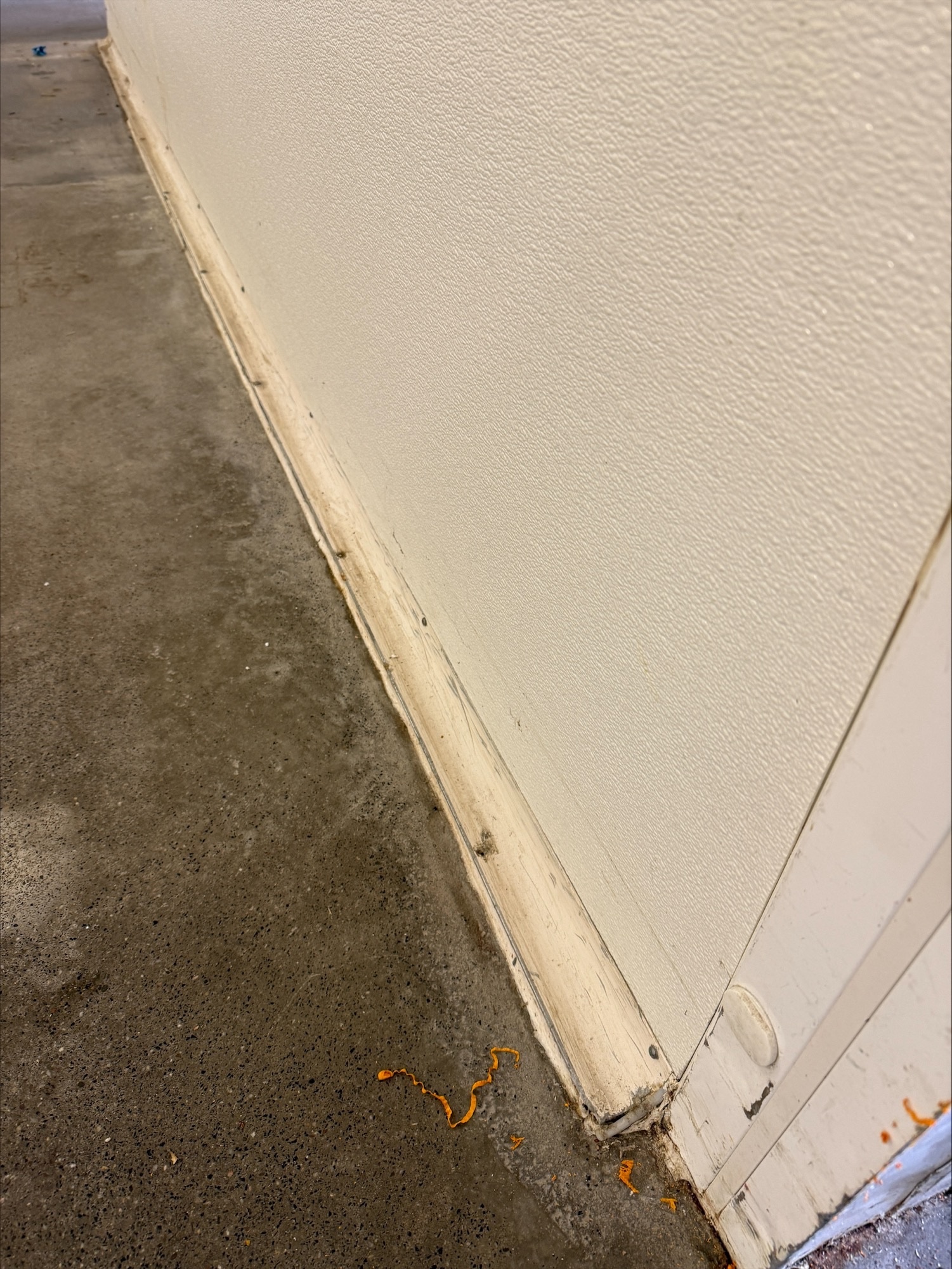 Kunststof vs. hout wandbescherming | Wat is de beste keuze?