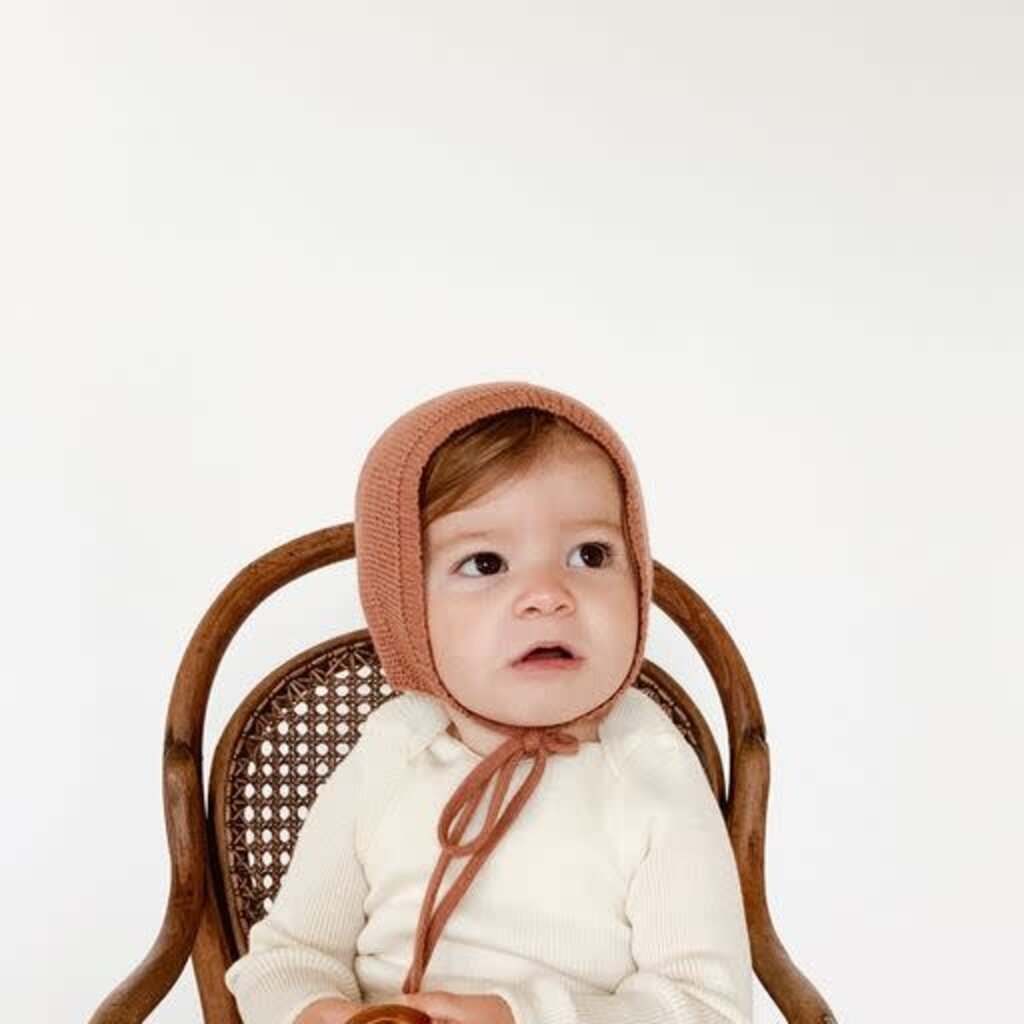 Hvid bonnet Dolly brick