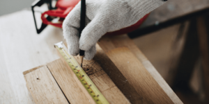 Feuertisch aus Gerüstholz bauen: Tipps & Schritt-für-Schritt-Plan