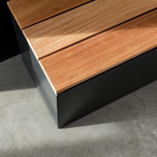 Sockel Cortenstahl mit Holzsitz 100x40x43cm.