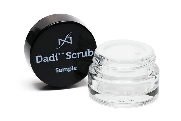 Famous Names Dadi Scrub Sample Potjes (10 st) Famous Names Dadi Scrub Sample Potjes (10 st)