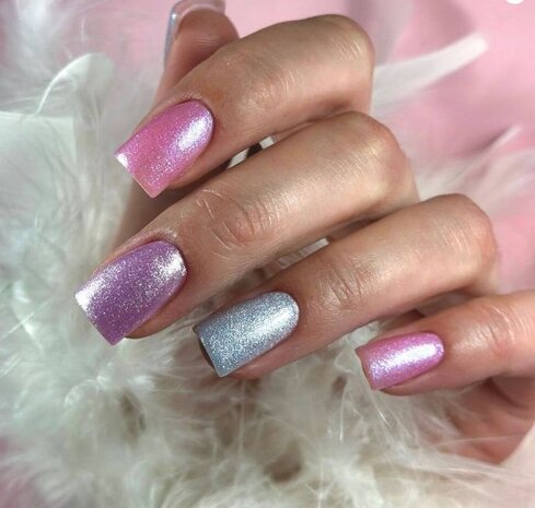 Florence Nails Florence Nails Glitter Gelpolish Violet Fever 10 ml 100.123.72-S TPO/HEMA vrij Florence Nails Florence Nails Glitter Gelpolish Violet Fever 10 ml 100.123.72-S TPO/HEMA vrij