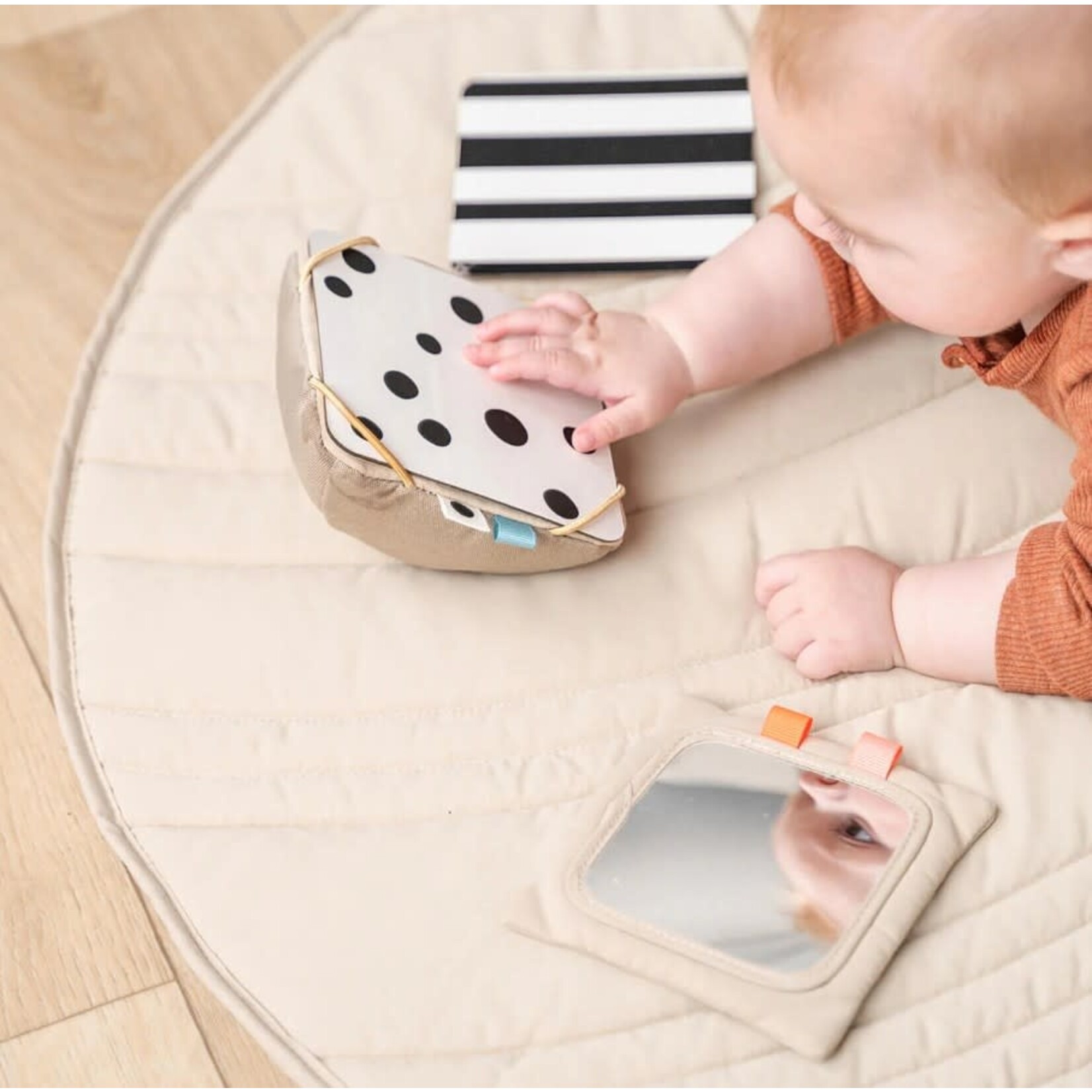 Done by Deer Done by Deer - Baby contrast card holder - Deer friends - Sand