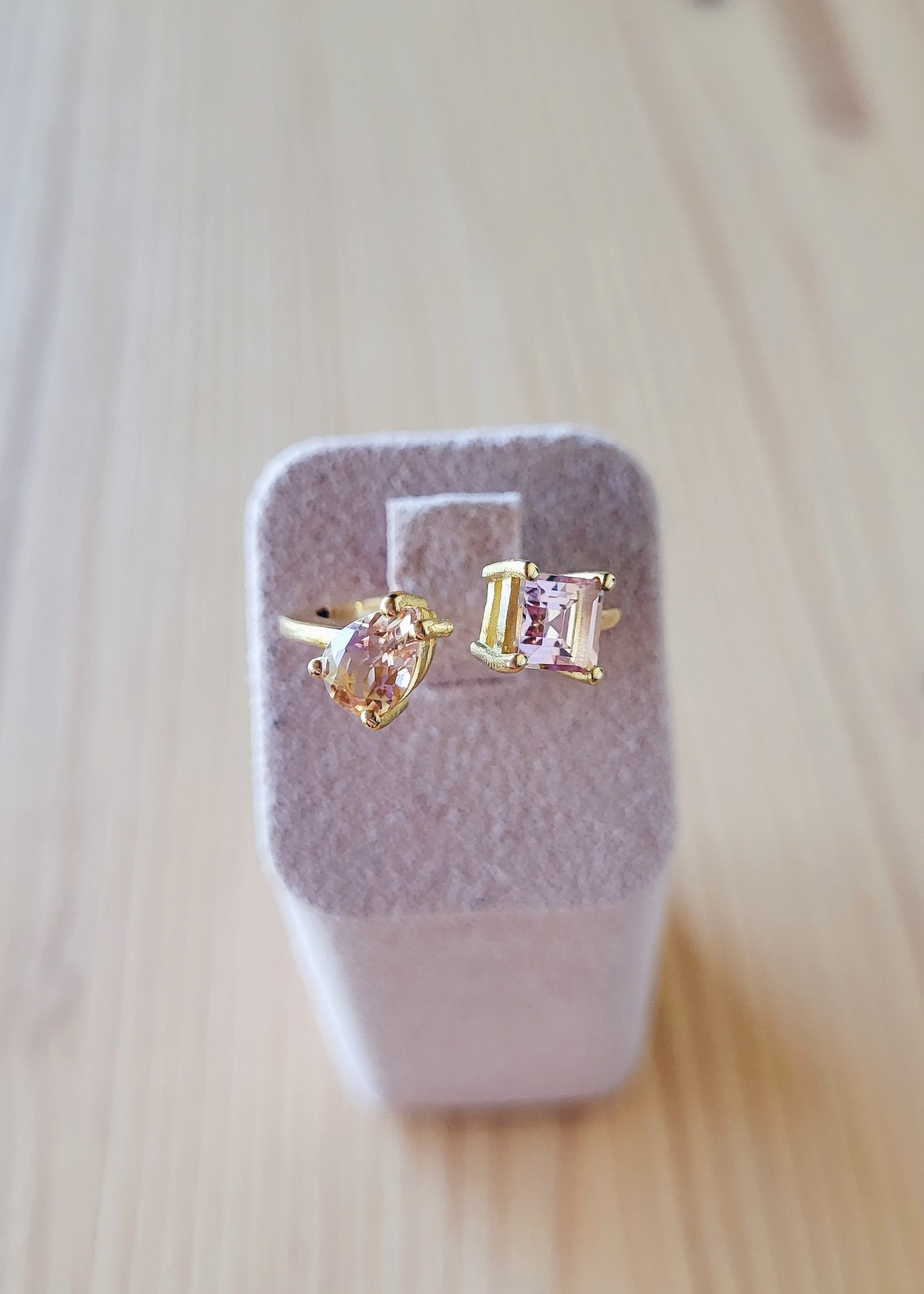 Ring met vierkant- en peervormige toermalijn.