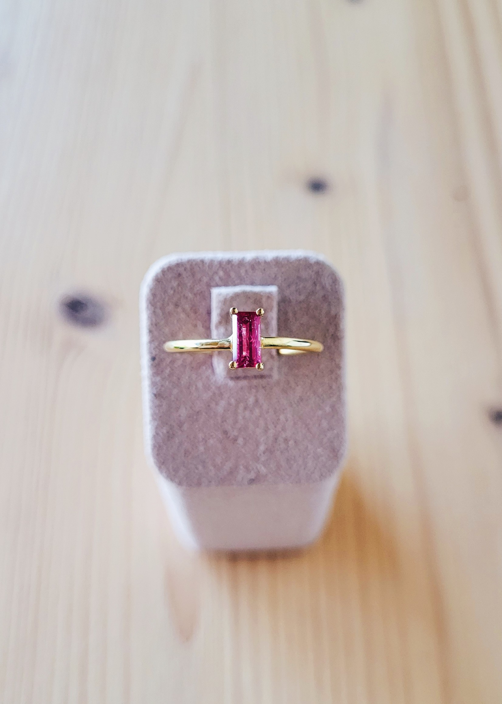 Ring met baguette geslepen robijn