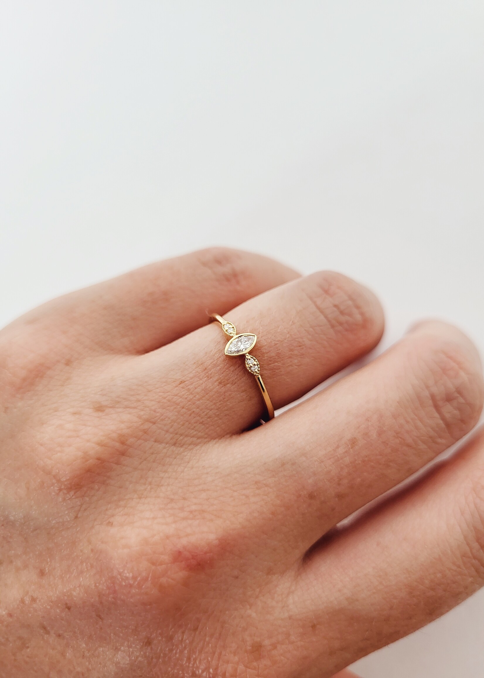 Trilogie ring met centrale marquise geslepen diamant