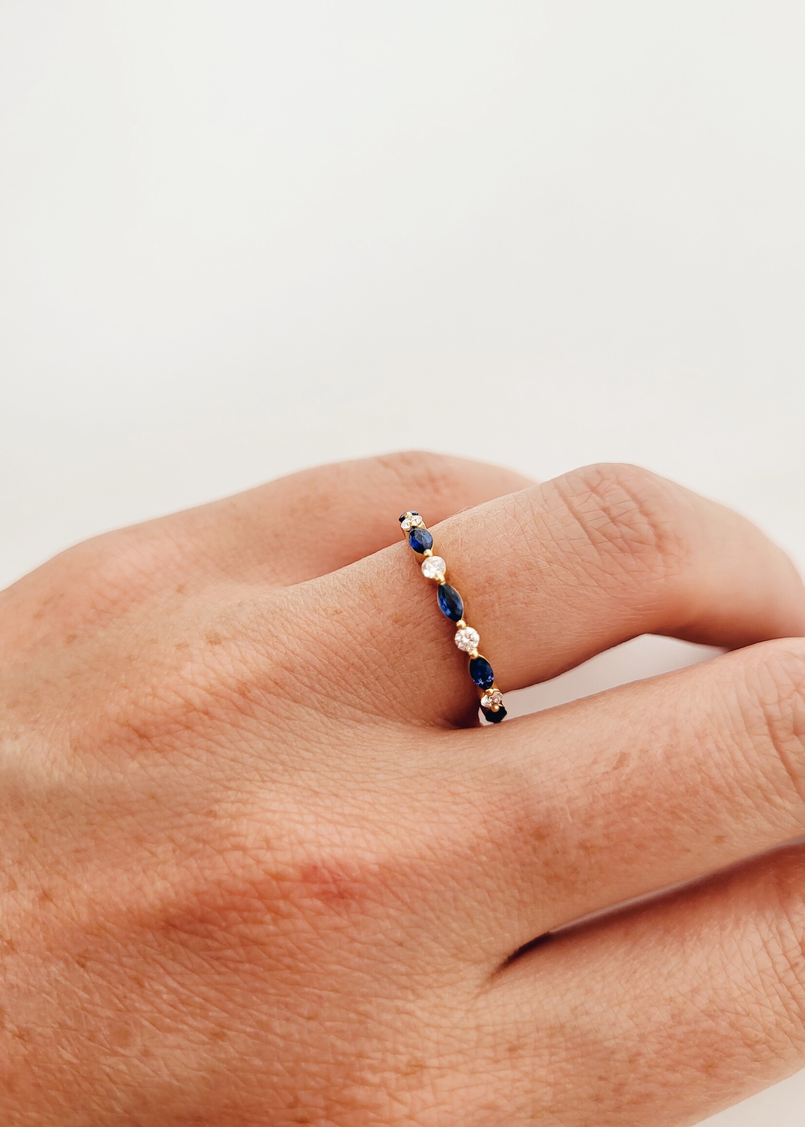 Alliance ring met diamanten en saffier