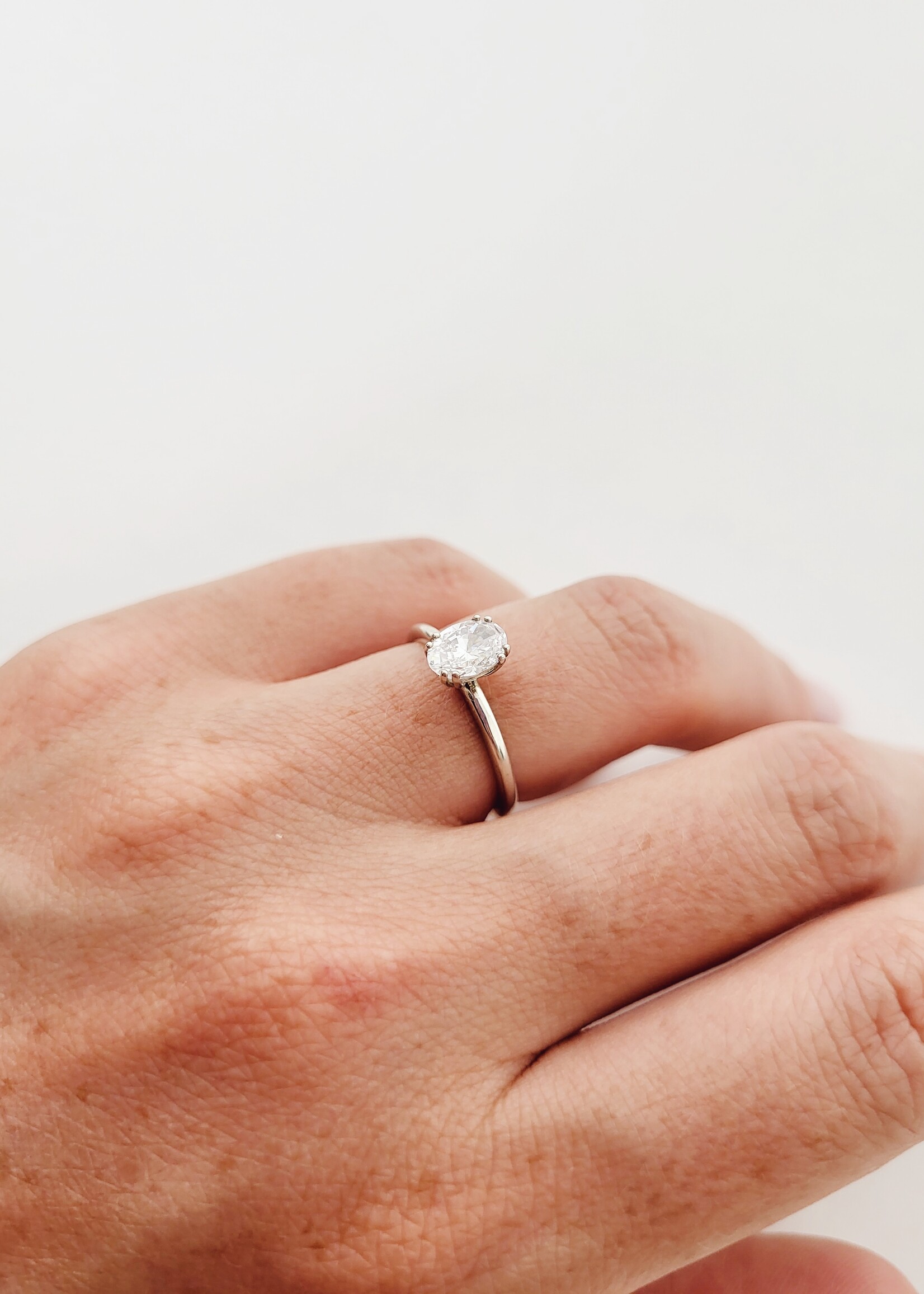 Solitaire ring met ovale diamant.