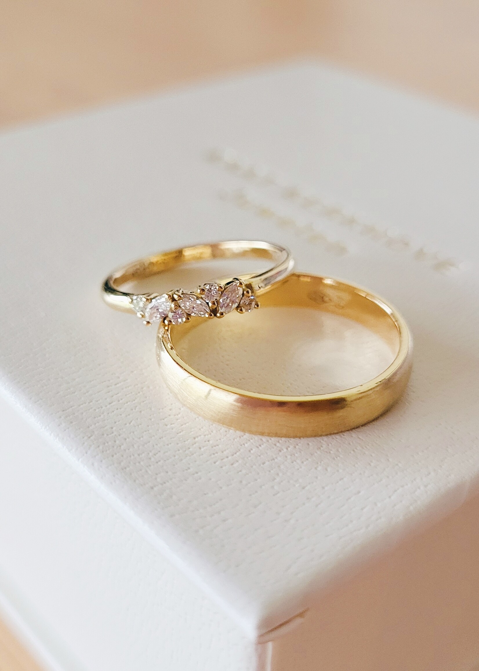 Alliance met ronde en marquise geslepen diamanten