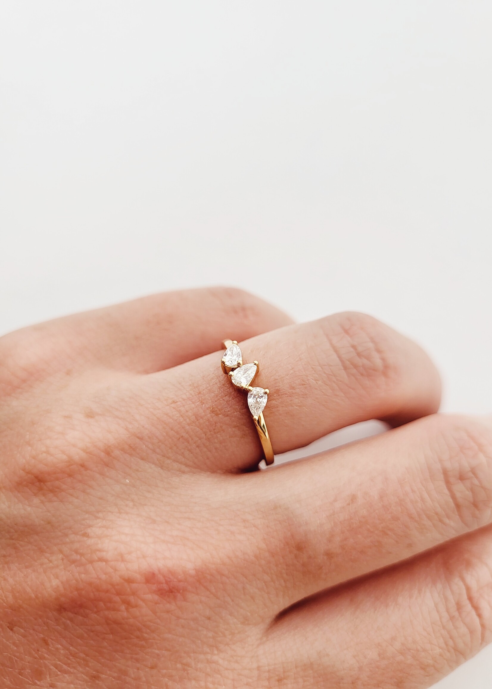 Ring met 3 peervormige diamanten