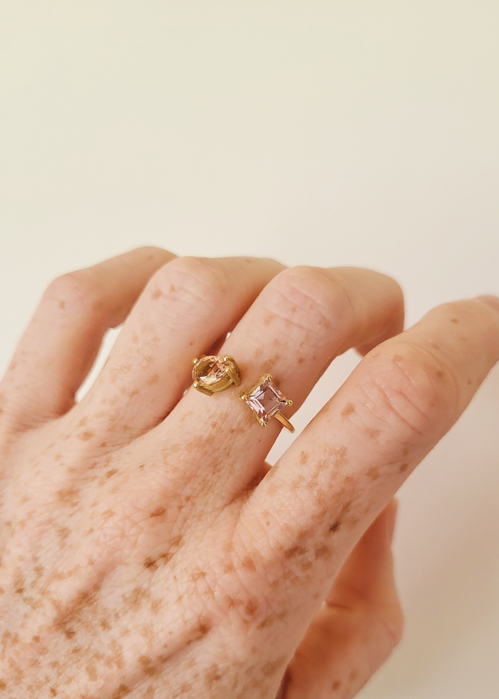 Ring met vierkant- en peervormige toermalijn.