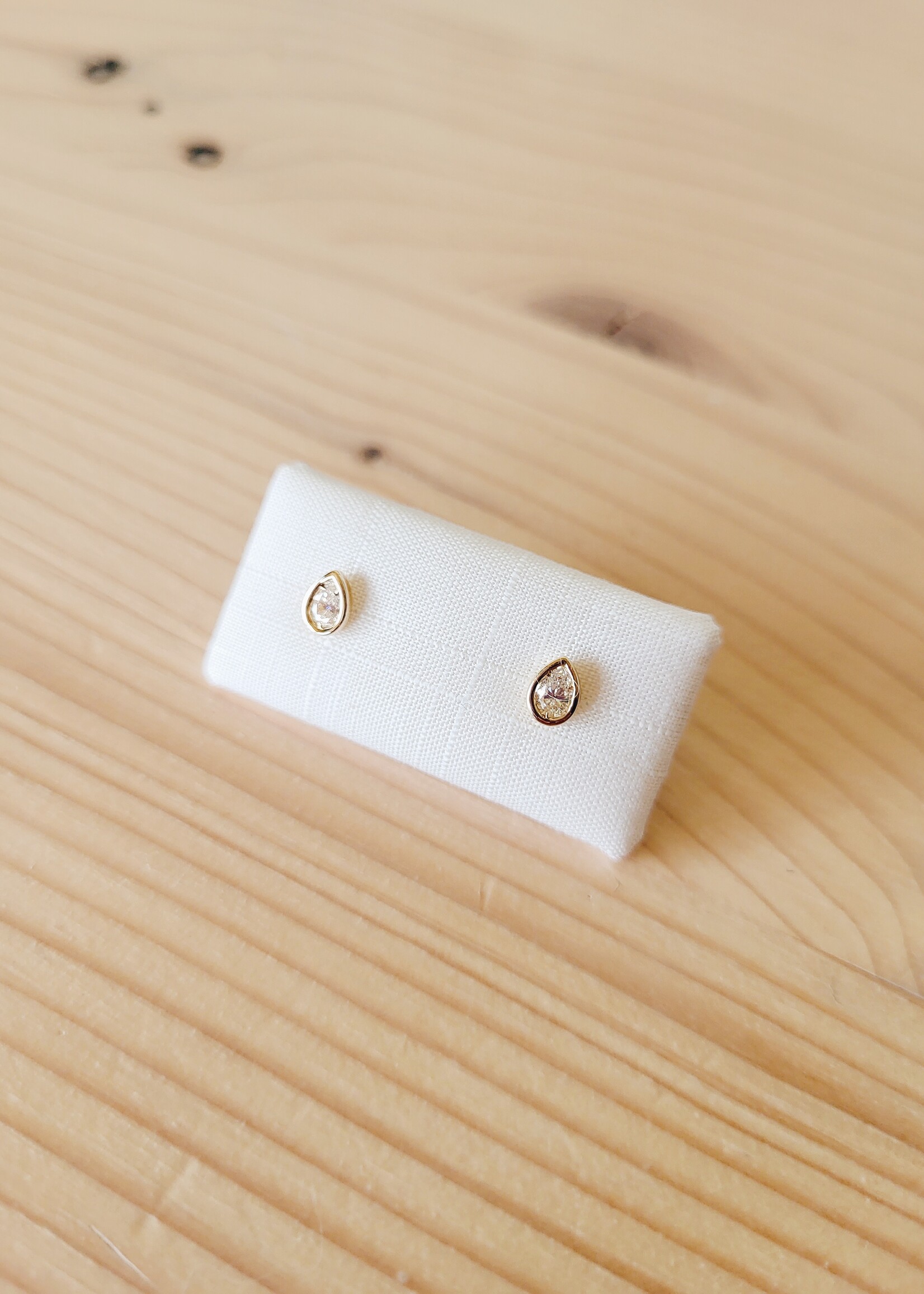 Oorbellen met peer geslepen diamanten